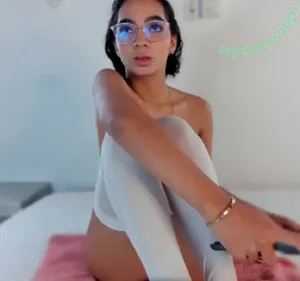AdelineEvanss nude photo #0014