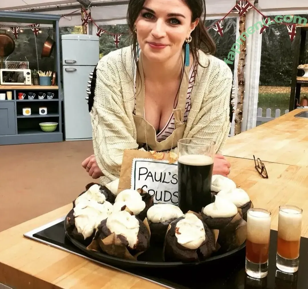 Aisling Bea nude photo #0153 (baby_aisling / weemissbea)
