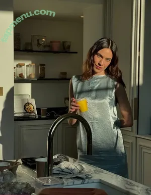 Alexa Chung / alexachung nude photo #0057