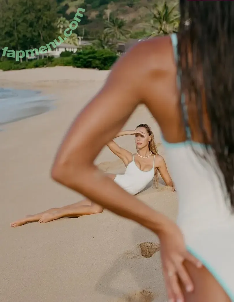 Alexis Ren nude photo #1986 (alexisren / alexisreng / alexxissren)