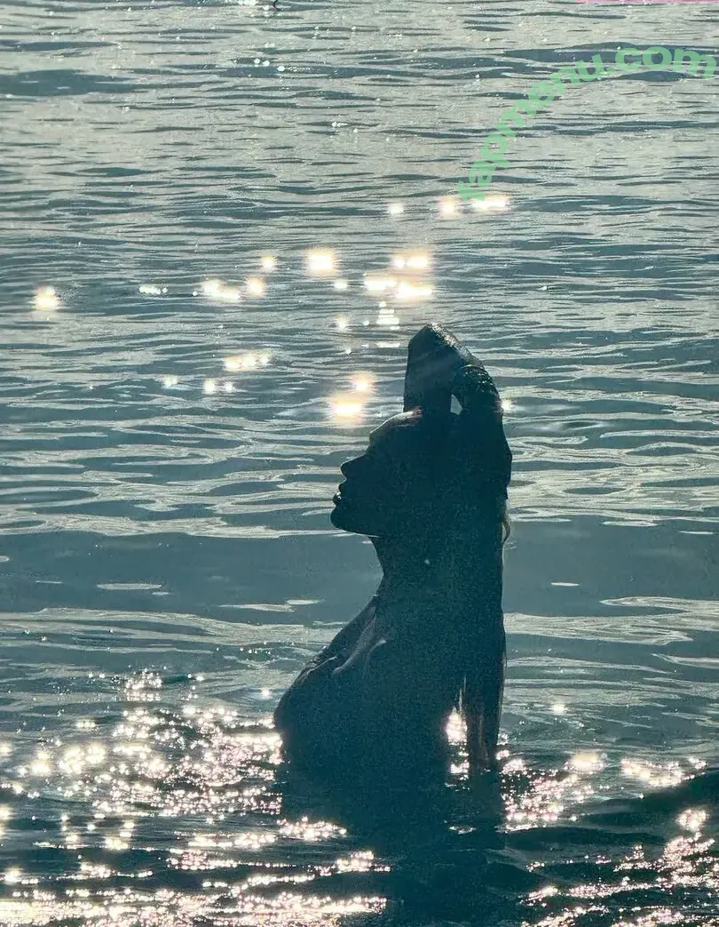 Alexis Ren nude photo #2038 (alexisren / alexisreng / alexxissren)