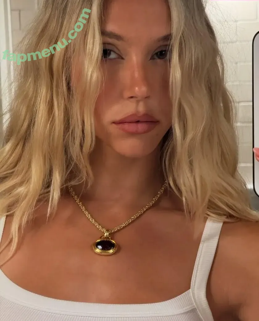 Alexis Ren nude photo #2052 (alexisren / alexisreng / alexxissren)