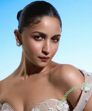 Alia Bhatt / aliaa08 / aliaabhatt nude photo #0126