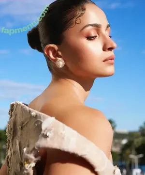 Alia Bhatt / aliaa08 / aliaabhatt nude photo #0128
