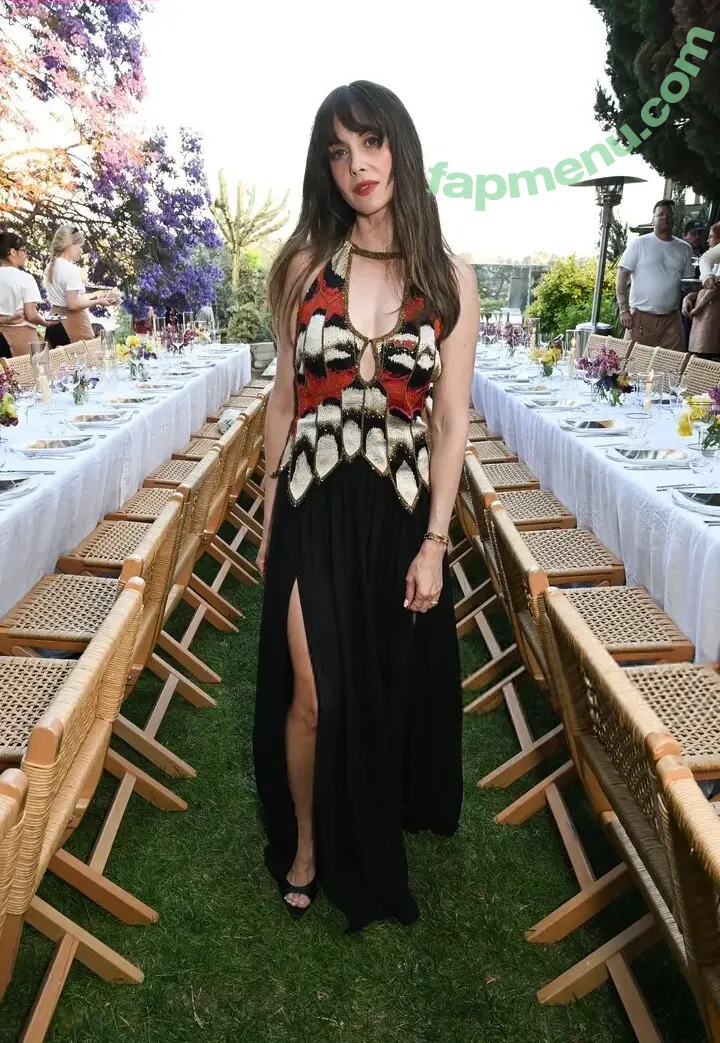 Alison Brie nude photo #1526 (alisonbrie)