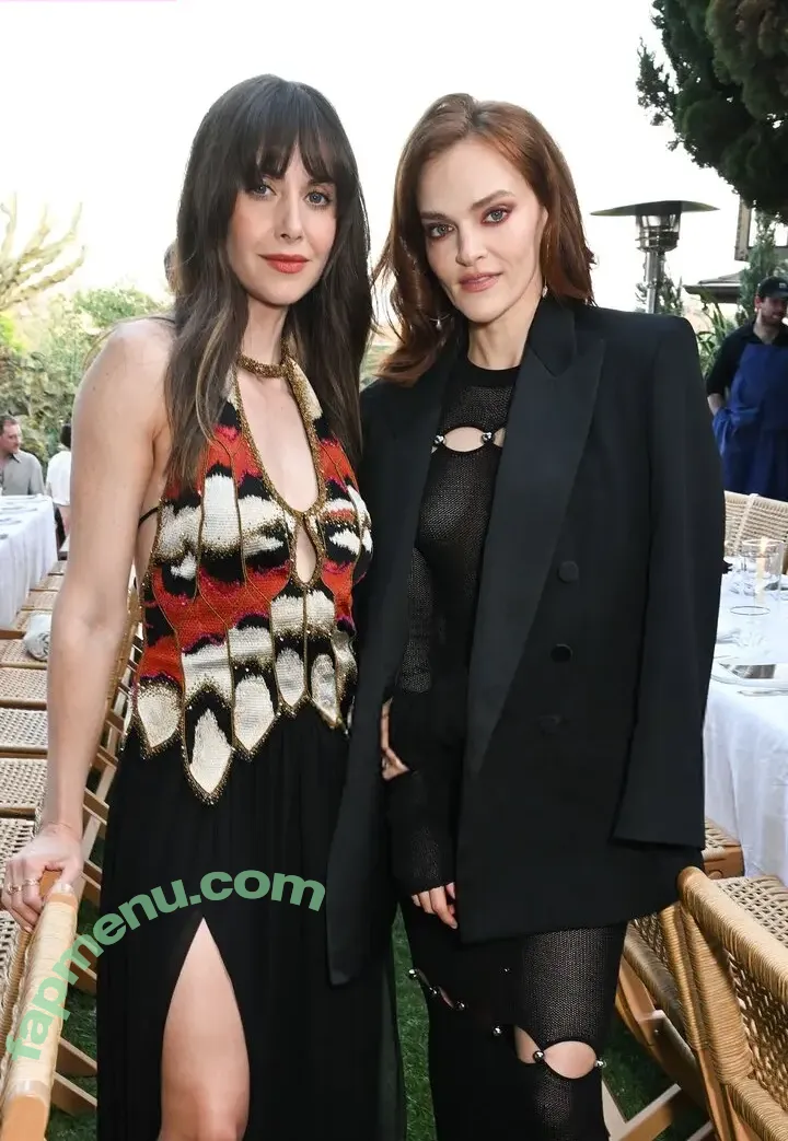 Alison Brie nude photo #1532 (alisonbrie)