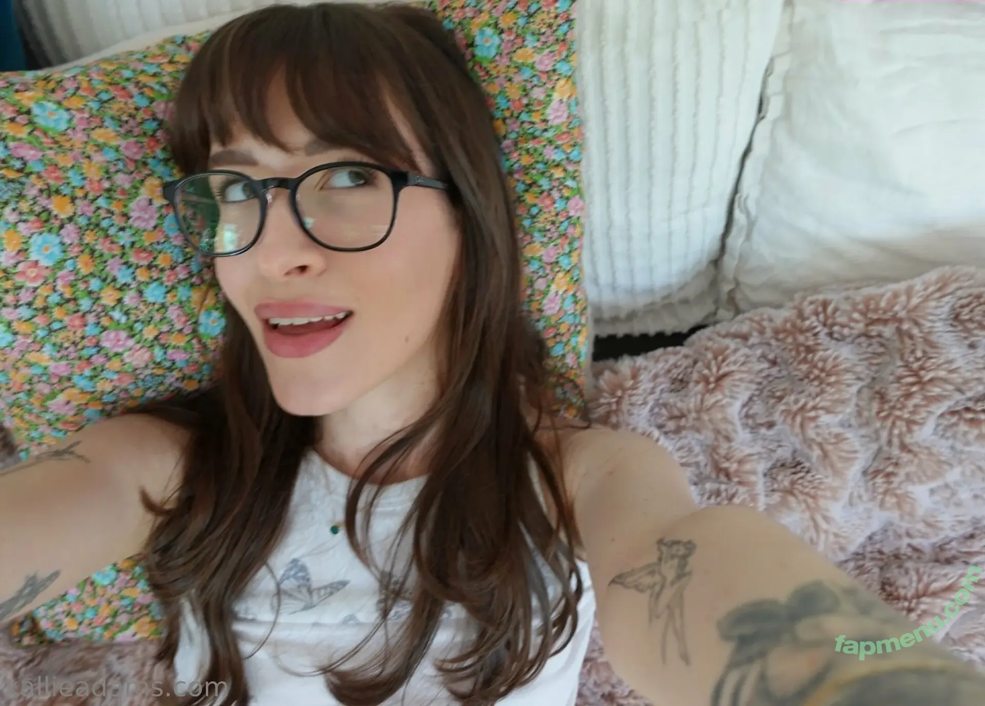 allieadams nude photo #0021 (theallieadams)