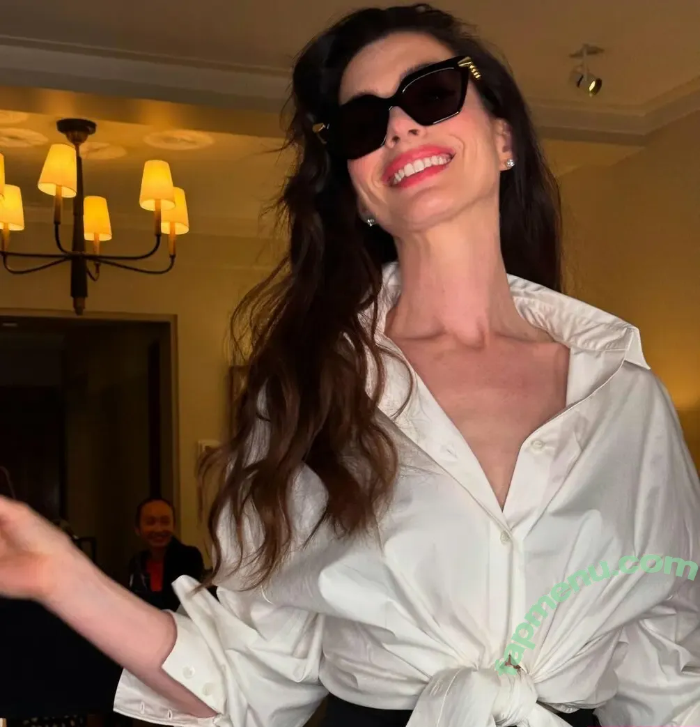 Anne Hathaway nude photo #2467 (ahathawaynews / annehathaway / heatherannie)
