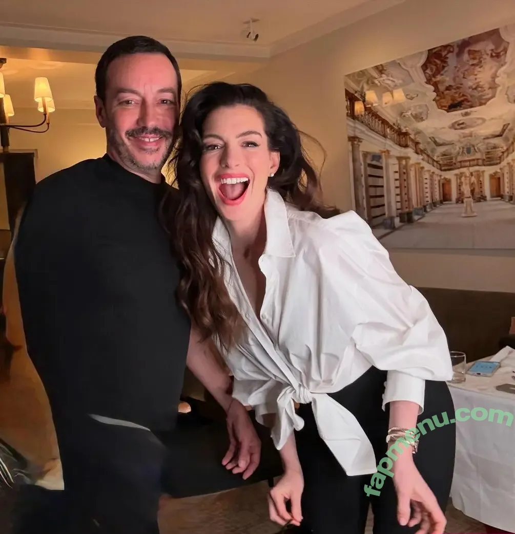 Anne Hathaway nude photo #2468 (ahathawaynews / annehathaway / heatherannie)