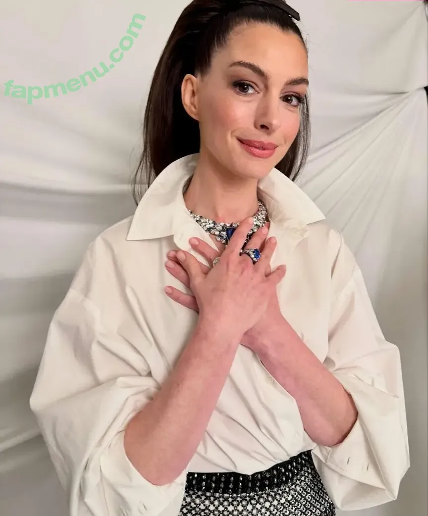 Anne Hathaway nude photo #2470 (ahathawaynews / annehathaway / heatherannie)