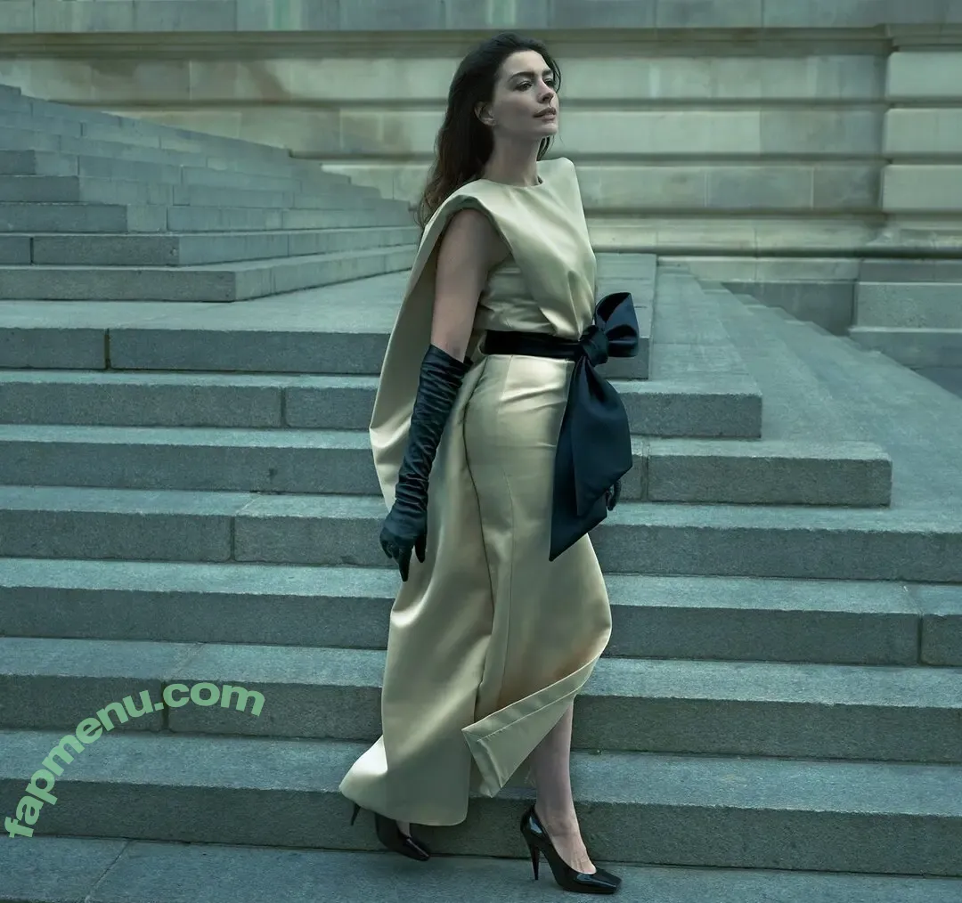 Anne Hathaway nude photo #2487 (ahathawaynews / annehathaway / heatherannie)