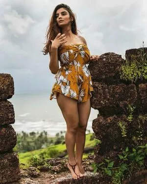 Anveshi Jain / anveshi25 / anveshi_jain / anveshijain nude photo #0217