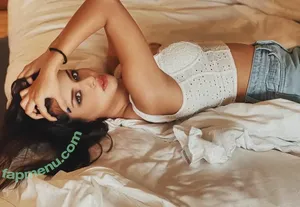 Avneet Kaur / avneetkaur_13 nude photo #0024