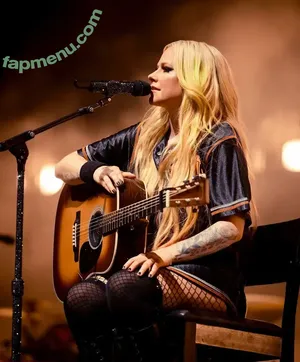 Avril Lavigne / AvrilLavigne nude photo #1340
