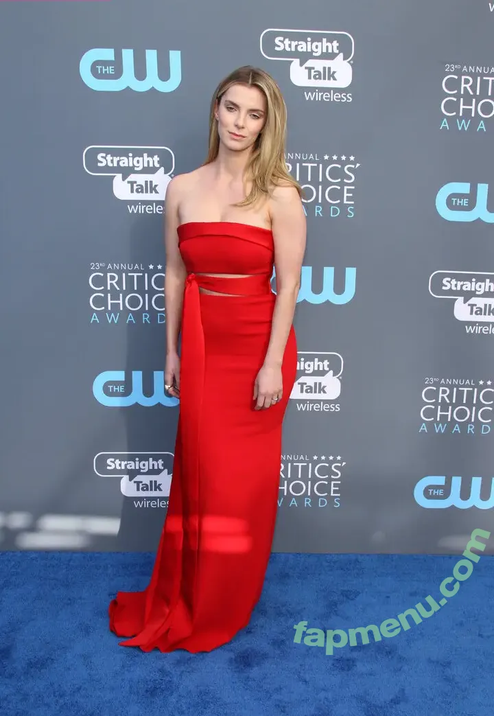 Betty Gilpin nude photo #0195 (voldemortbarbieclown)