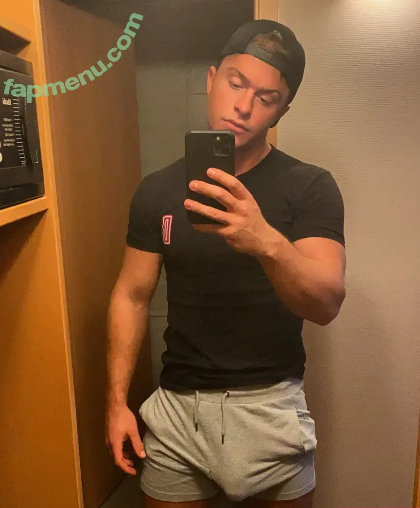bigbulgetom nude photo #0007 (guy_bulge)