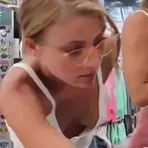 Bitchinbubba / bralessforever / illmindofapril nude photo #0002