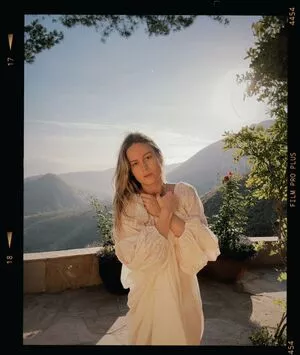 Brie Larson / brielarson nude photo #0356