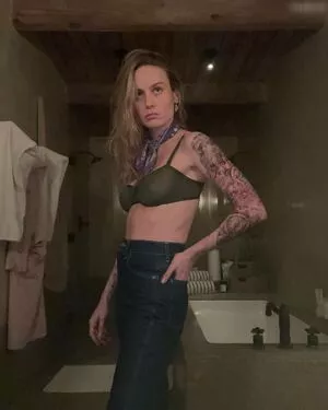 Brie Larson / brielarson nude photo #1192