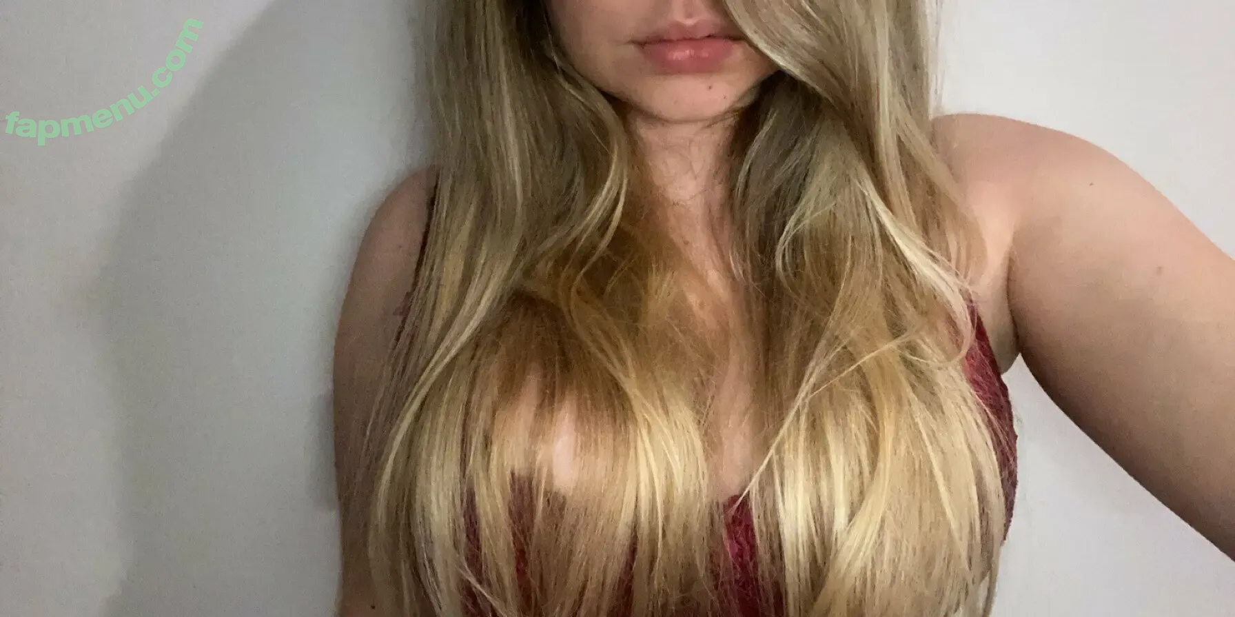 busty-lucy nude photo #0021 (lucy.laistner_)