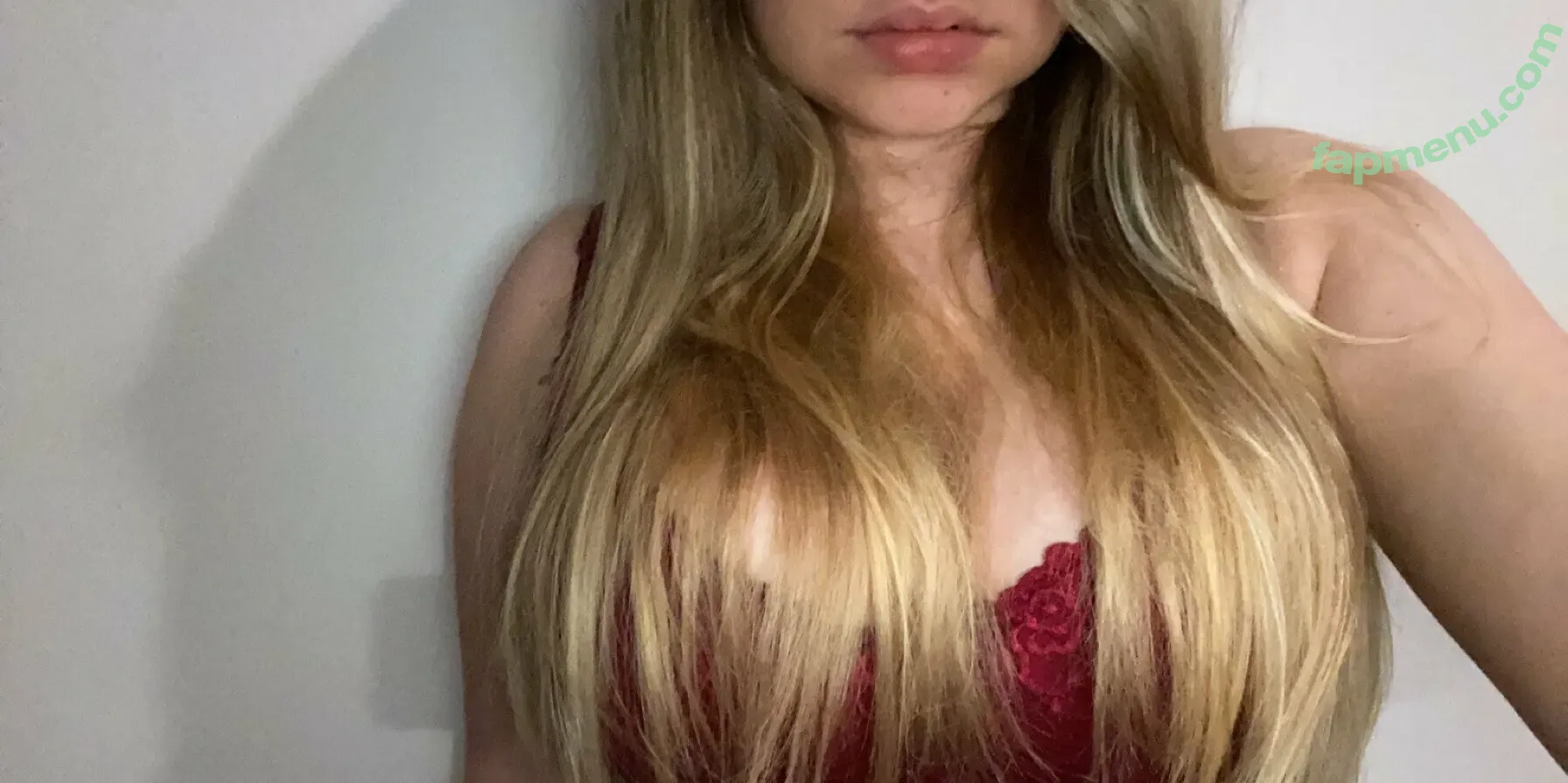 busty-lucy nude photo #0022 (lucy.laistner_)