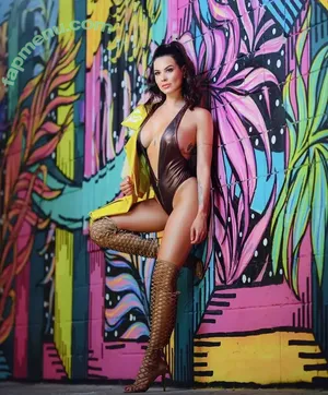 Camila Oliveira / Mala Pink / _camioliveiraa_ nude photo #0020