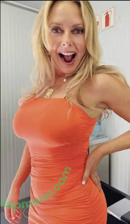 Carol Vorderman nude photo #1154 (carolvorders)