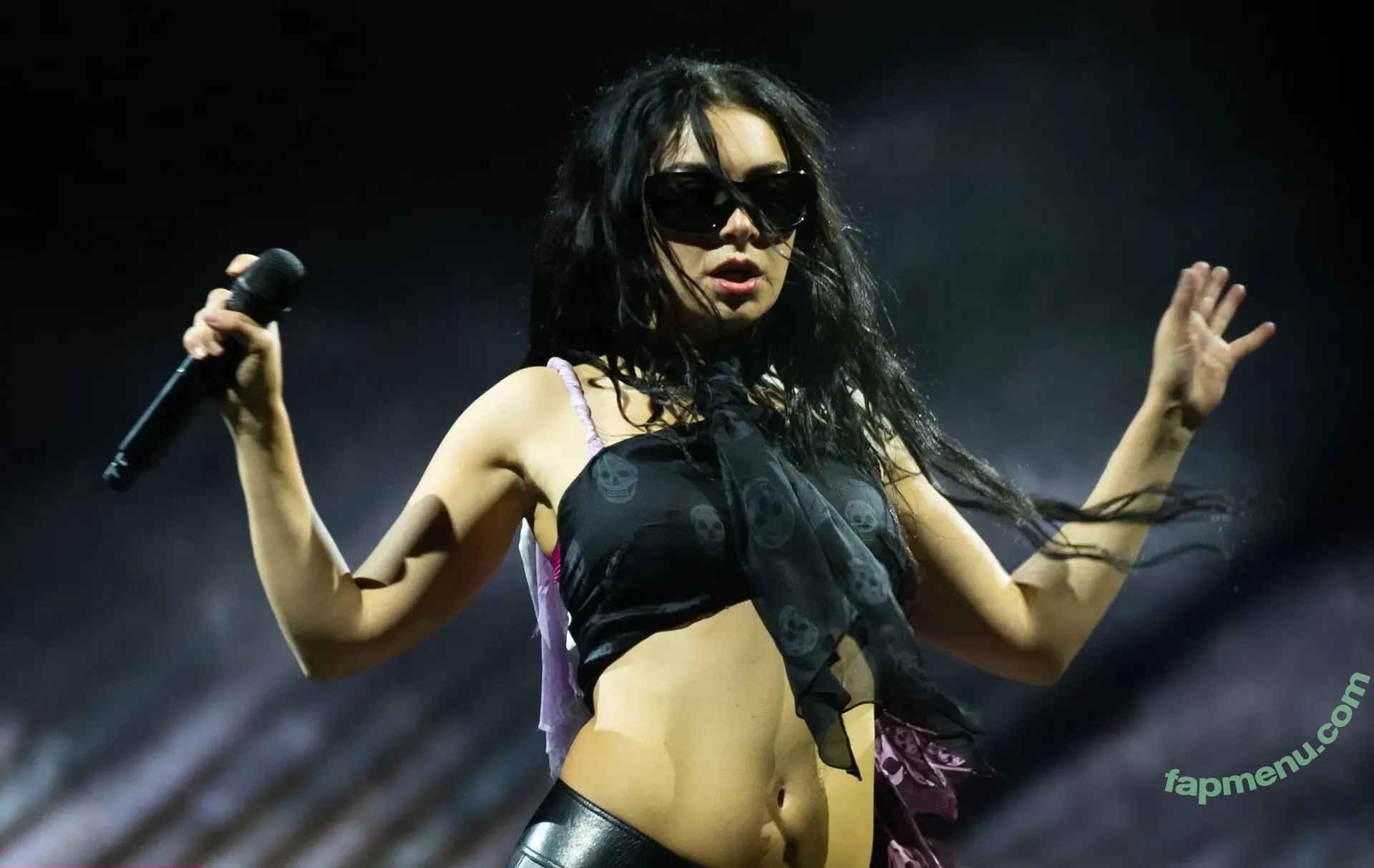 Charli XCX nude photo #3423 (charli_xcx / charlignarly)