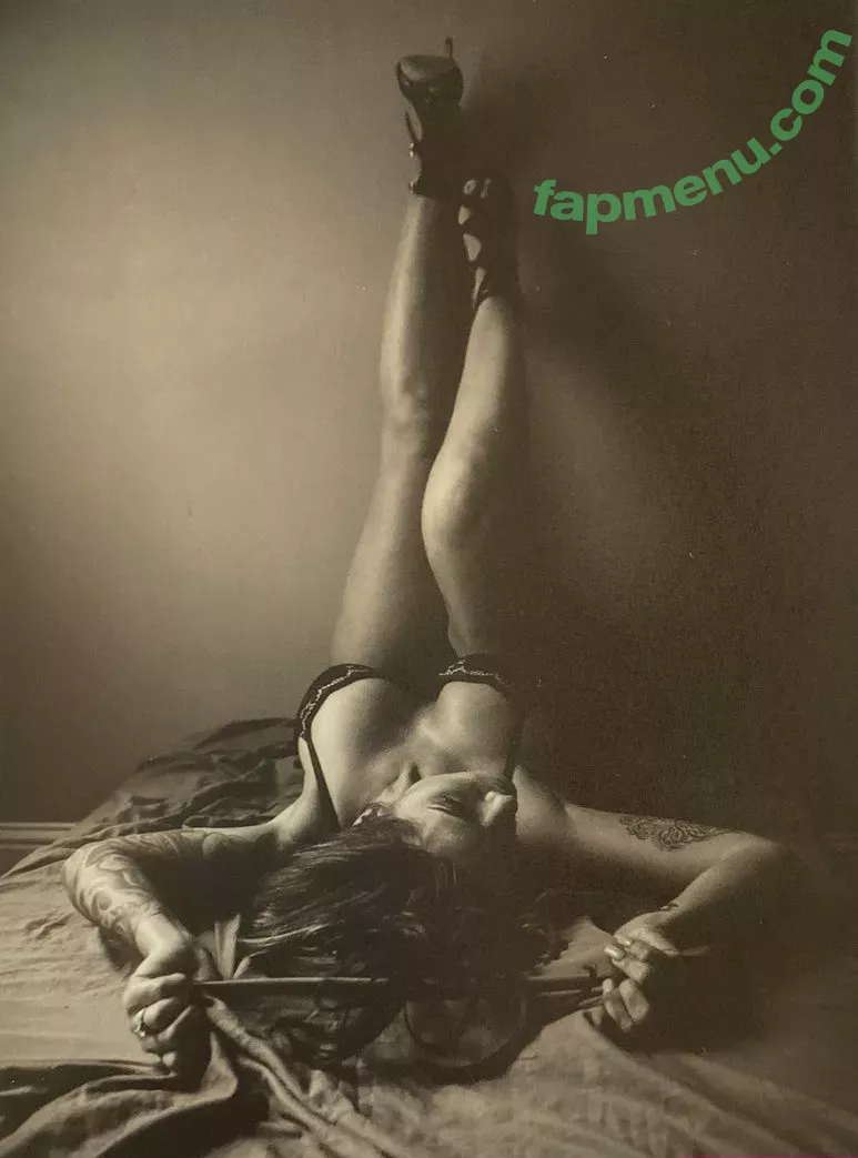 chroniclesofatiredassmom nude photo #0003 (tattooedoutlaw16)