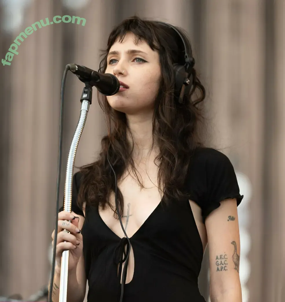 Clairo nude photo #0211 (Claire Cottrill)