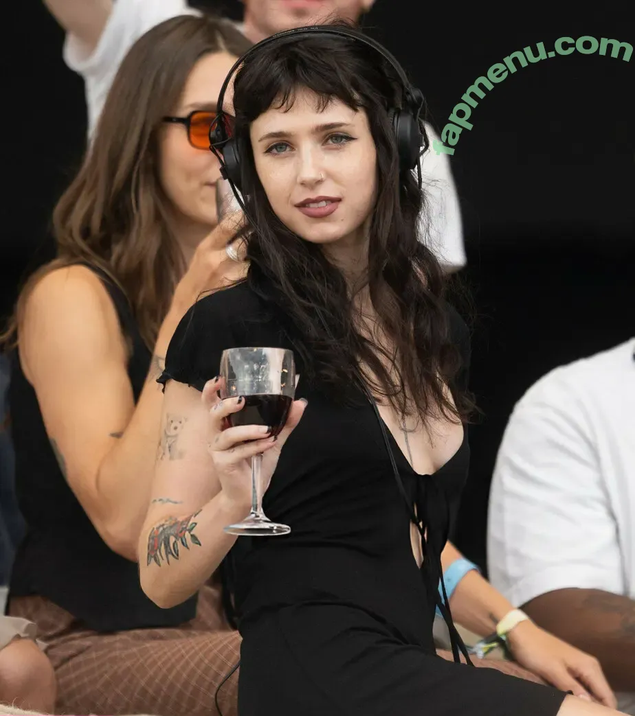 Clairo nude photo #0212 (Claire Cottrill)