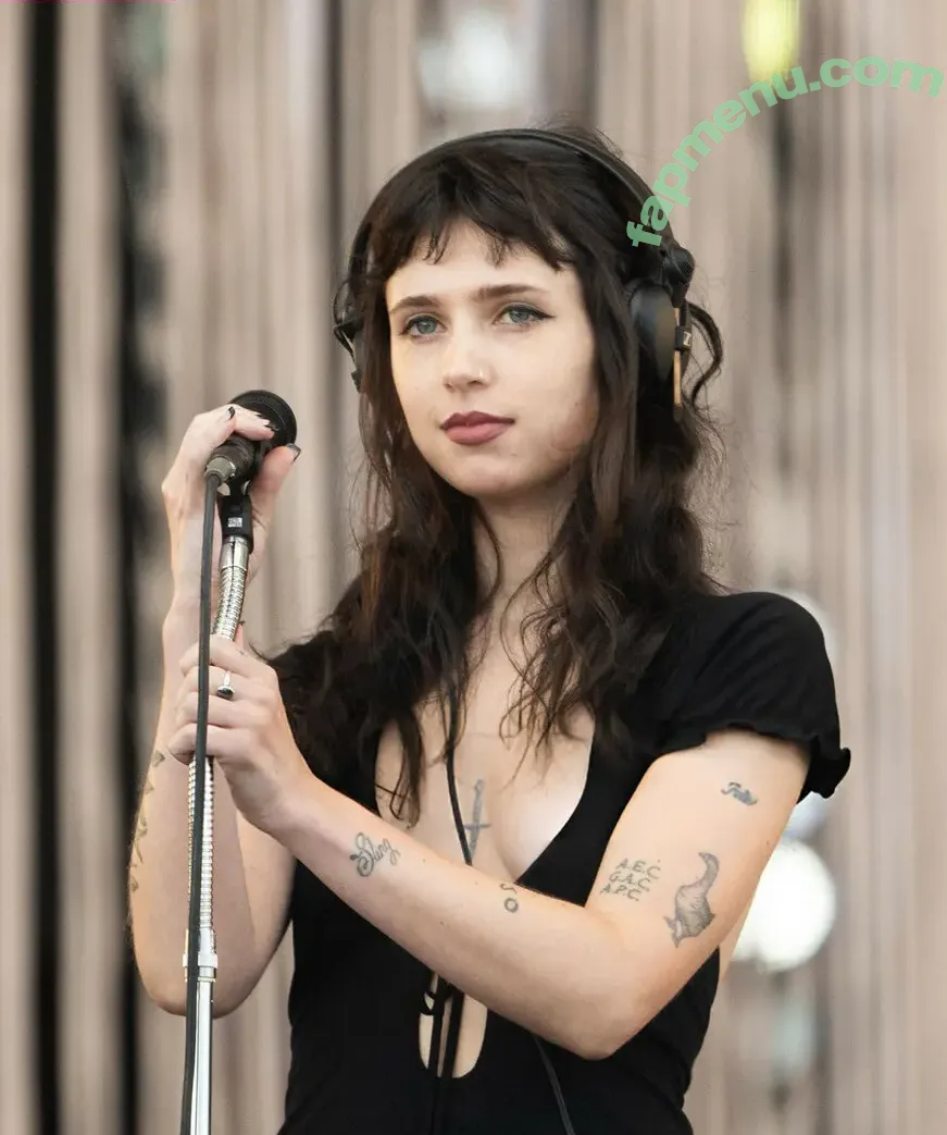 Clairo nude photo #0213 (Claire Cottrill)