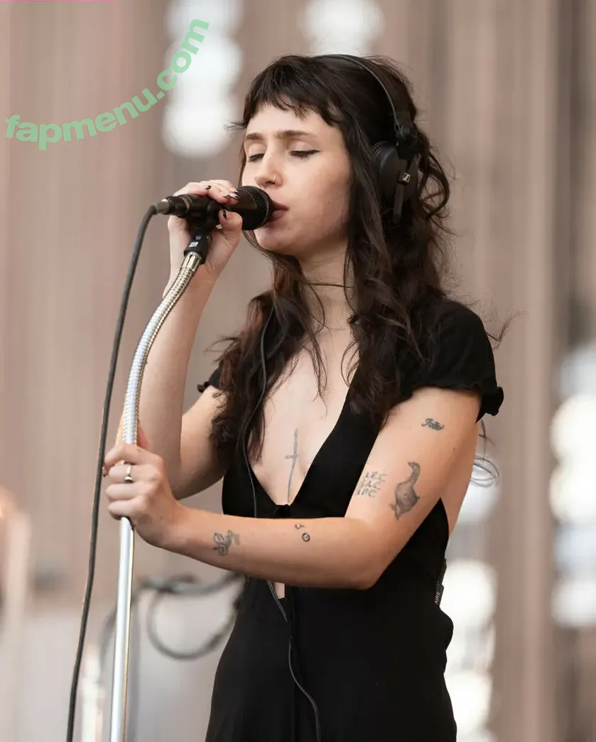 Clairo nude photo #0218 (Claire Cottrill)