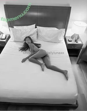 dailylunaxx / _thelivingluna / itsyahluna nude photo #0025