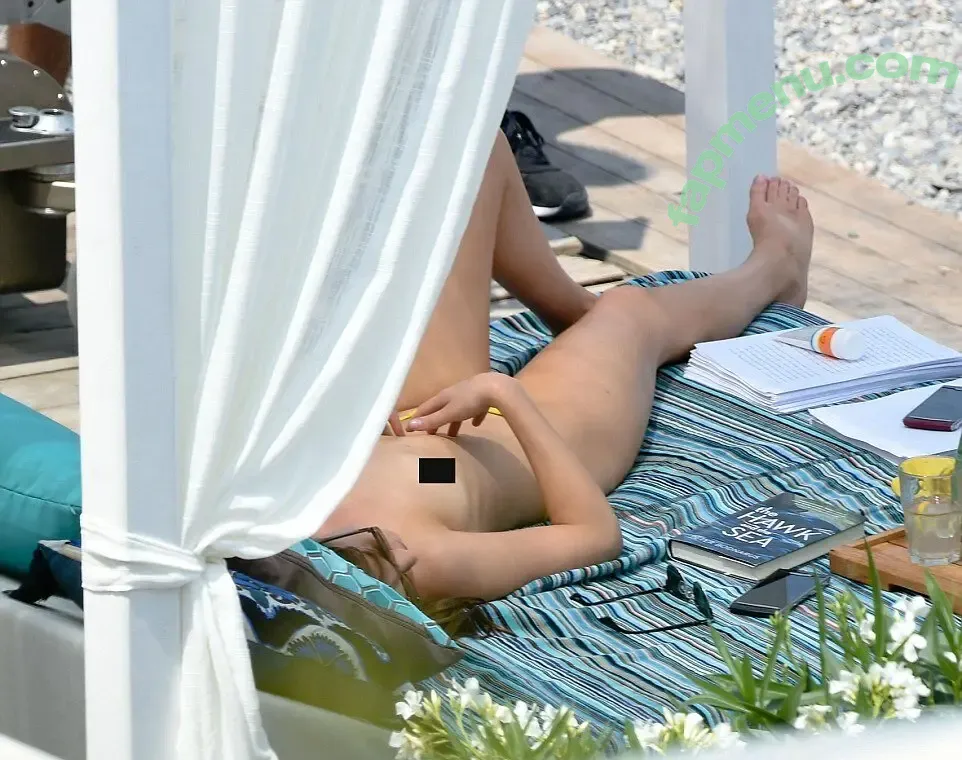 dakotajohnson nude photo #0002 (dakotajohnson)