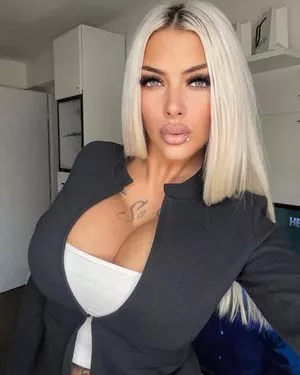 Deminecka / Denisa B. nude photo #0011