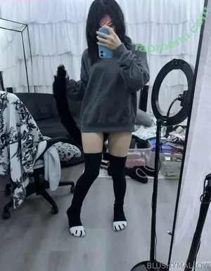 dummi.gf / kariwahh nude photo #0014