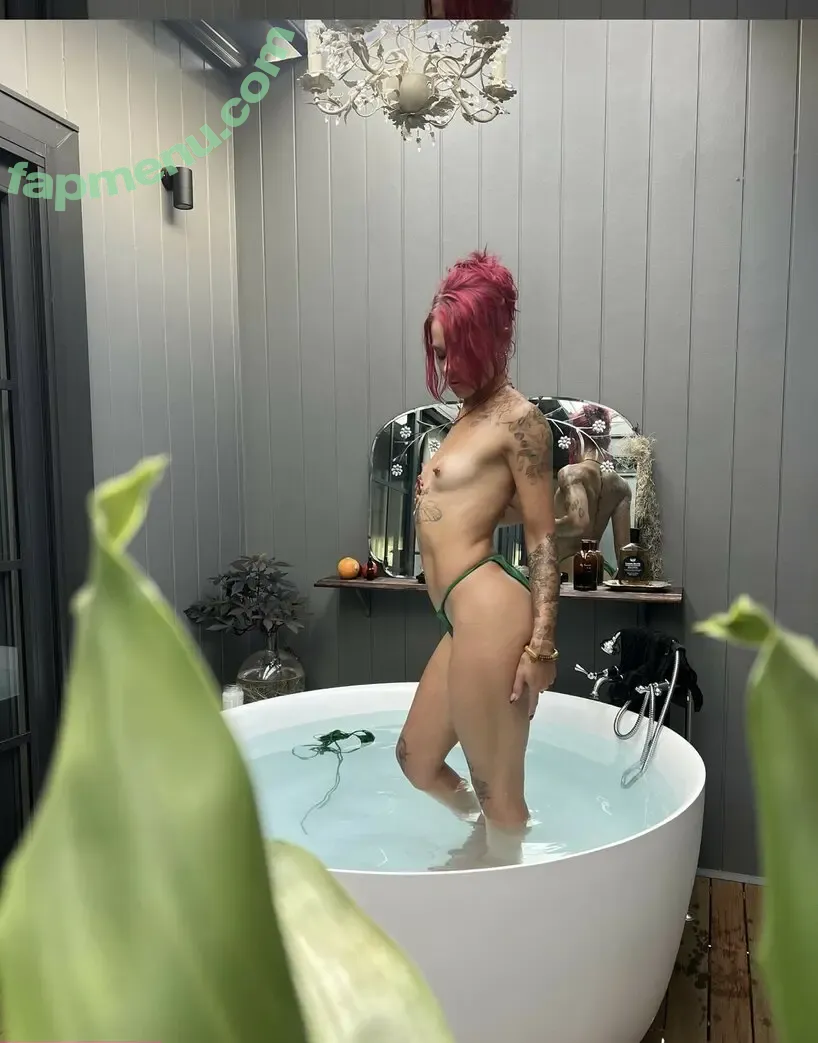 Duskdelaroche nude photo #0004 (atomixpixie)