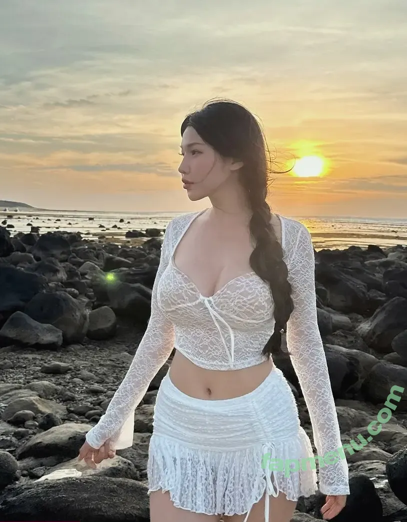 Duyenn Hipp nude photo #1647 (duyenn.hipp)
