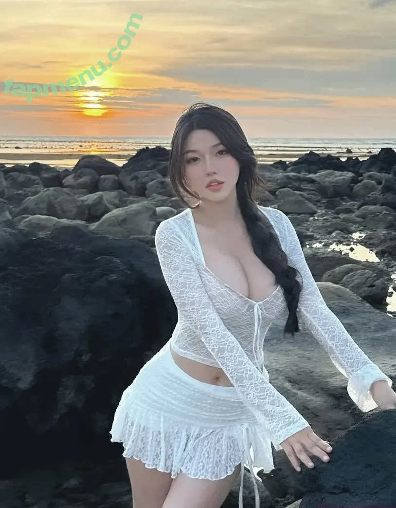 Duyenn Hipp nude photo #1648 (duyenn.hipp)