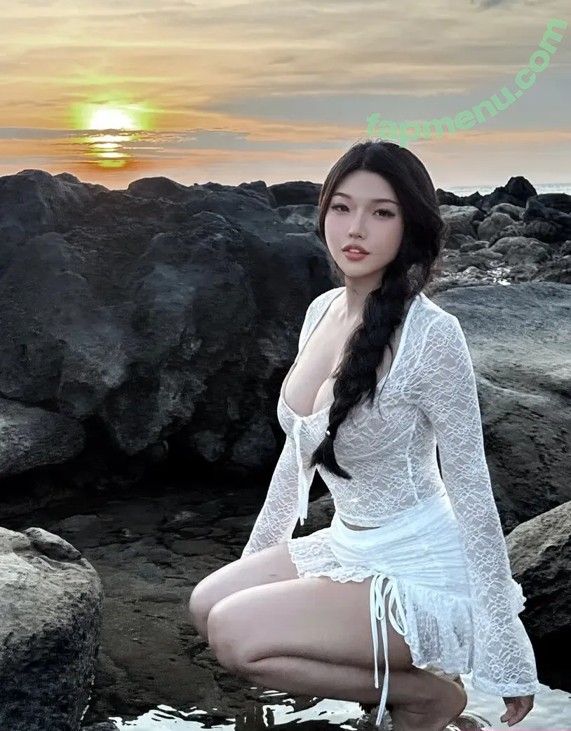 Duyenn Hipp nude photo #1682 (duyenn.hipp)