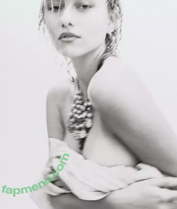Ella Kernkamp nude photo #0038 (ellakernkamp)