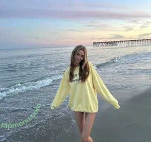 Ellesasmrr nude photo #0001