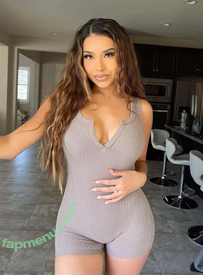 Elsy Guevara nude photo #0021 (elsyguevara)