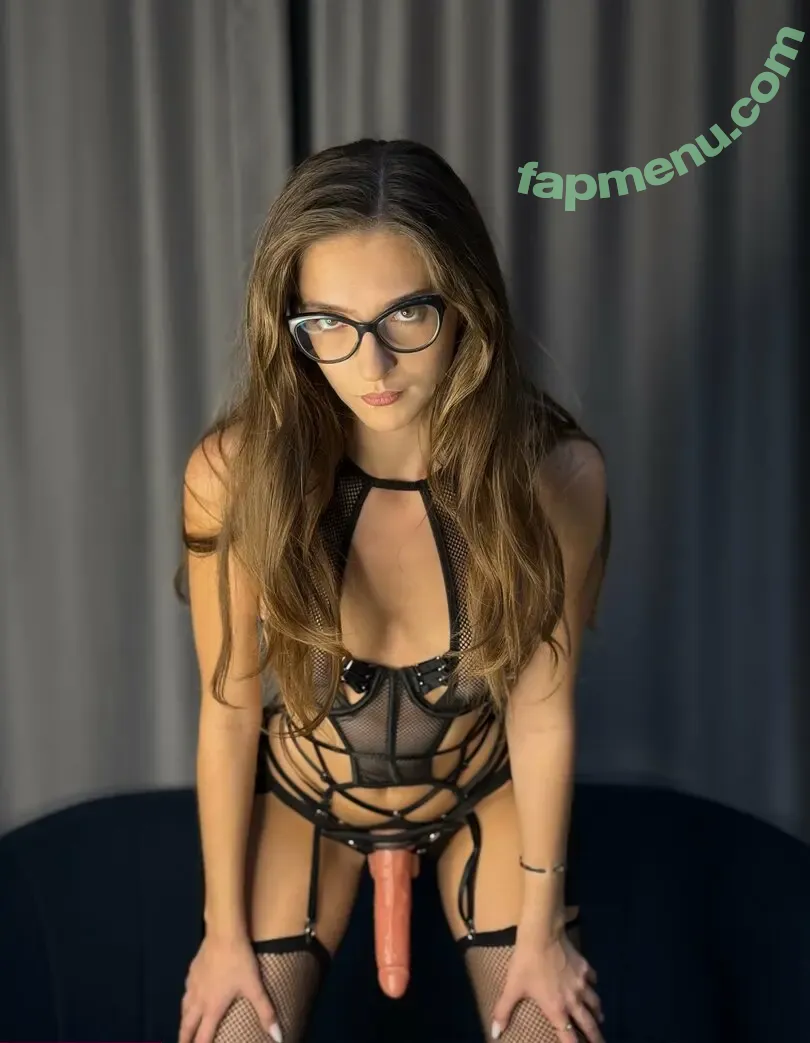 emiliaqueenn nude photo #0030 (emiliaqueenn)