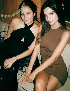 Emily Ratajkowski / emrata nude photo #9029