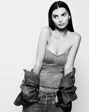 Emily Ratajkowski / emrata nude photo #7372