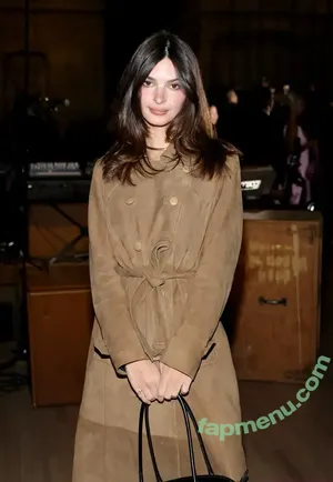 Emily Ratajkowski / emrata nude photo #7914