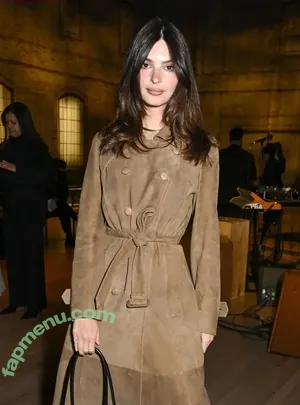Emily Ratajkowski / emrata nude photo #7916