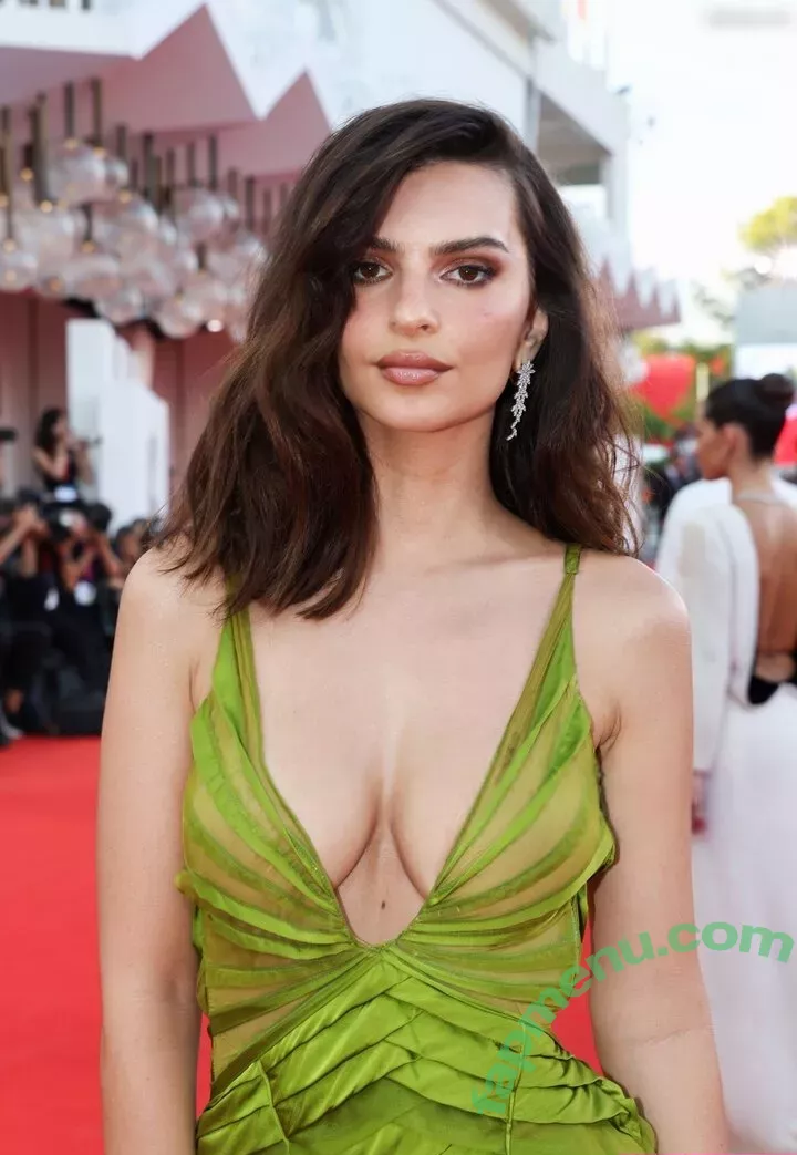 Emily Ratajkowski nude photo #7287 (emrata)